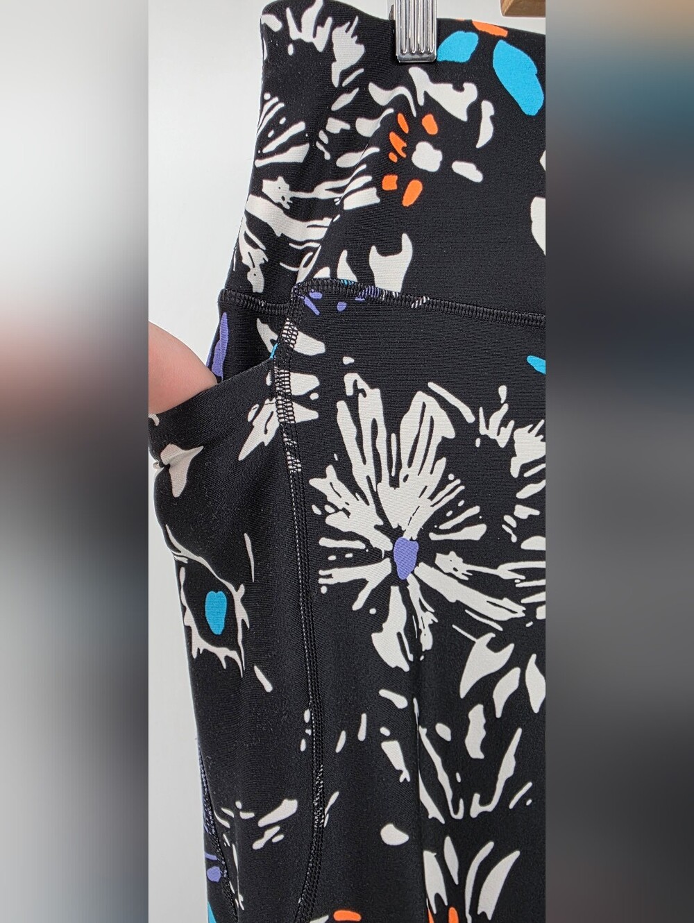 Under Armour HeatGear Abstract Floral No-Slip Compression Leggings โ Womenโs 3X - Picture 10 of 17
